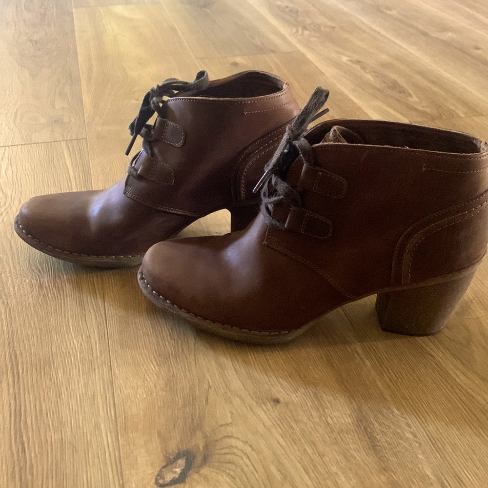 Beautiful Clarks brown bootie size 11
